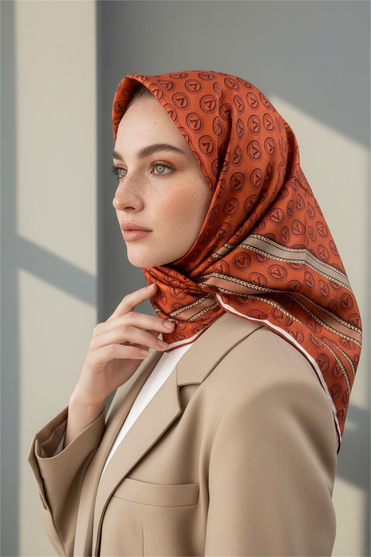 %100 Twill İpek Monogram Desenli Taba - Bej Renkli 90x90 Eşarp Dikim Şekli : El Dikişi