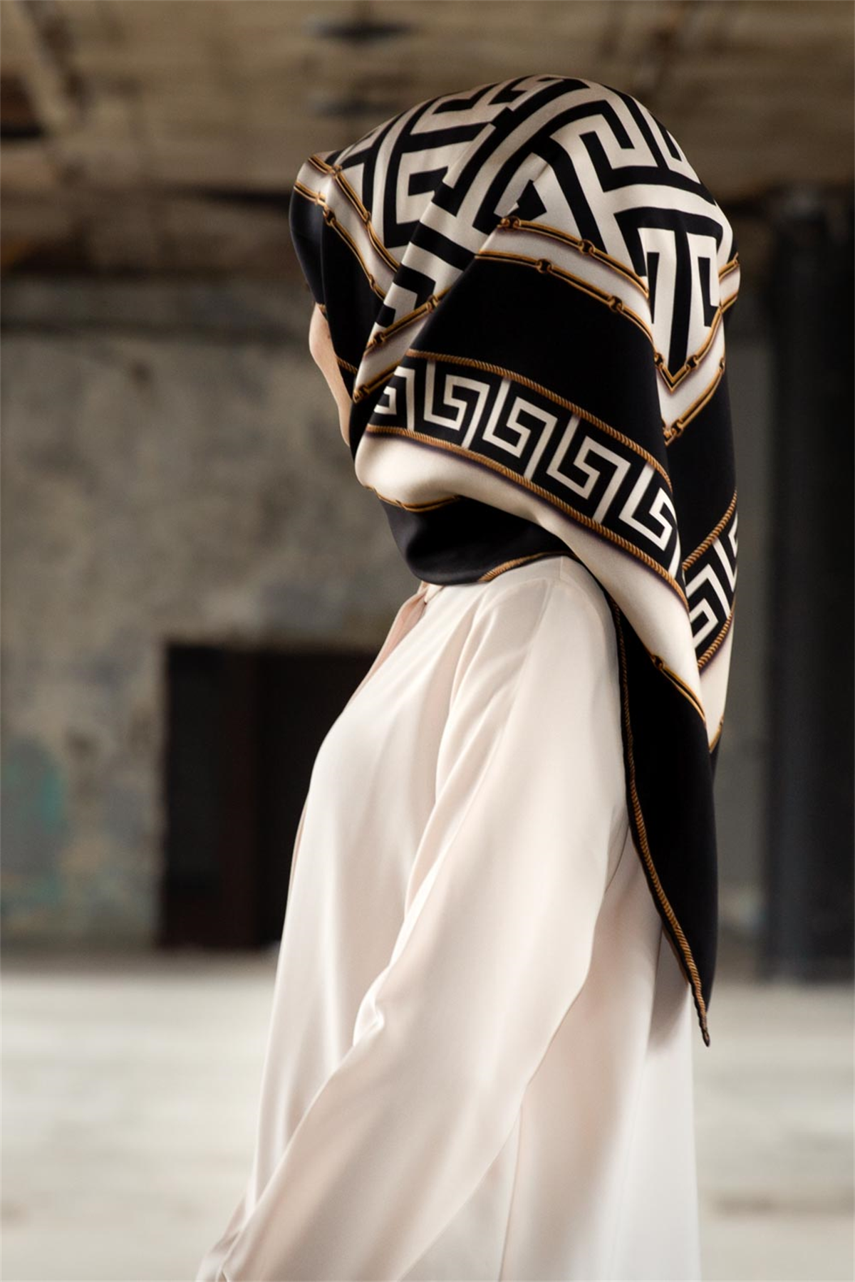 % 57 İPEK % 43 VİSKON Twill İpek Labirent Ve Geometrik Desenli Siyah - Krem Renkli 90x90 Eşarp Dikim Şekli : El Dikişi