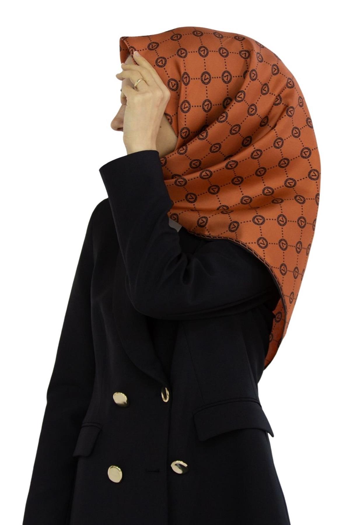 %100 Twill İpek Monogram Desenli Taba - Siyah Renkli 90x90 Eşarp Dikim Şekli : El Dikişi