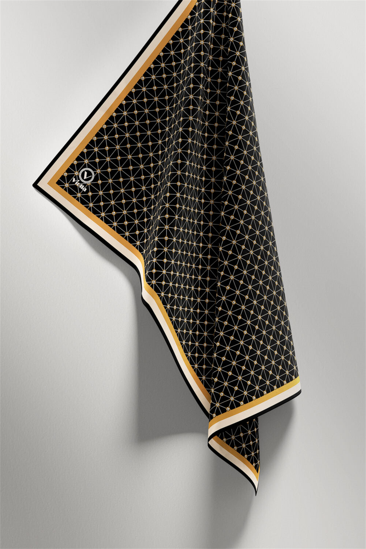 Twill Monogram Desenli Siyah - Gold Renkli 90x90 Eşarp (İpek İçermez) Kenar Dikiş Şekli El Dikişli