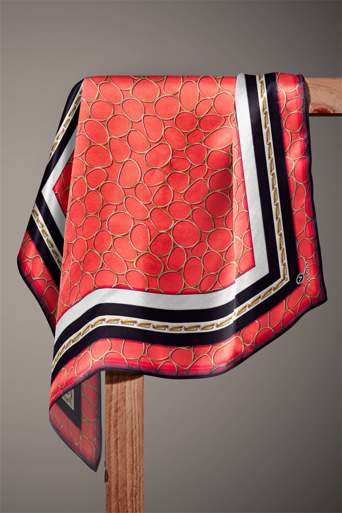 %100 Twill İpek Zincir Desenli Narçiçeği - Siyah Renkli 90x90 Eşarp Kenar Dikiş Şekli El Dikişli