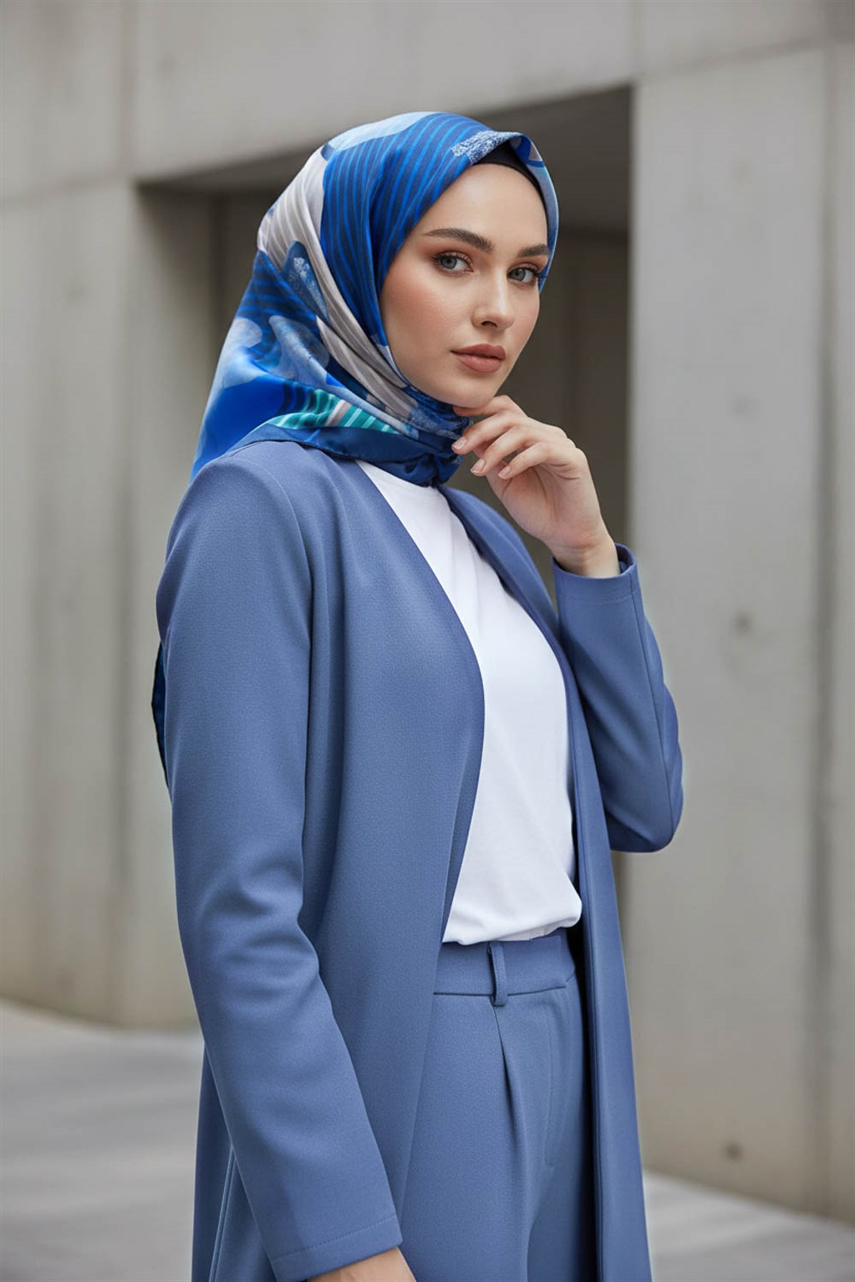 %100 Twill İpek Geometrik Desenli Saks - Mint Yeşili Renkli 90x90 Eşarp Dikim Şekli : El Dikişi