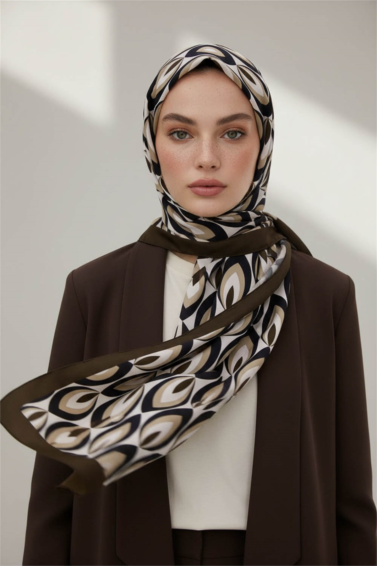 KREP GEOMETRİK DESENLİ KAHVERENGİ RENKLİ 75X195 KIRIŞMAZ ŞAL