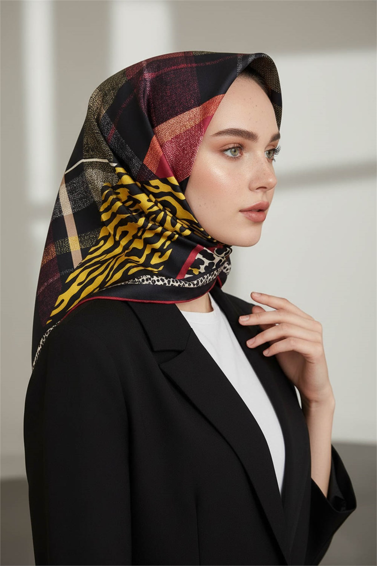 %100 Twill İpek Ekoseli Ve Leopar Desenli Siyah - Bordo Renkli 90x90 Eşarp Dikim Şekli : El Dikişi