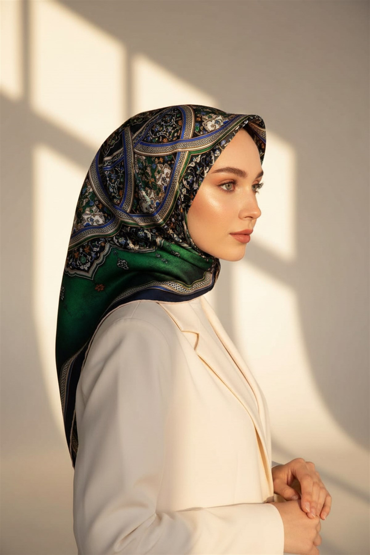 %100 Twill İpek Şal Desenli Zümrüt Yeşili - İndigo Renkli 90x90 Eşarp Dikim Şekli : El Dikişi