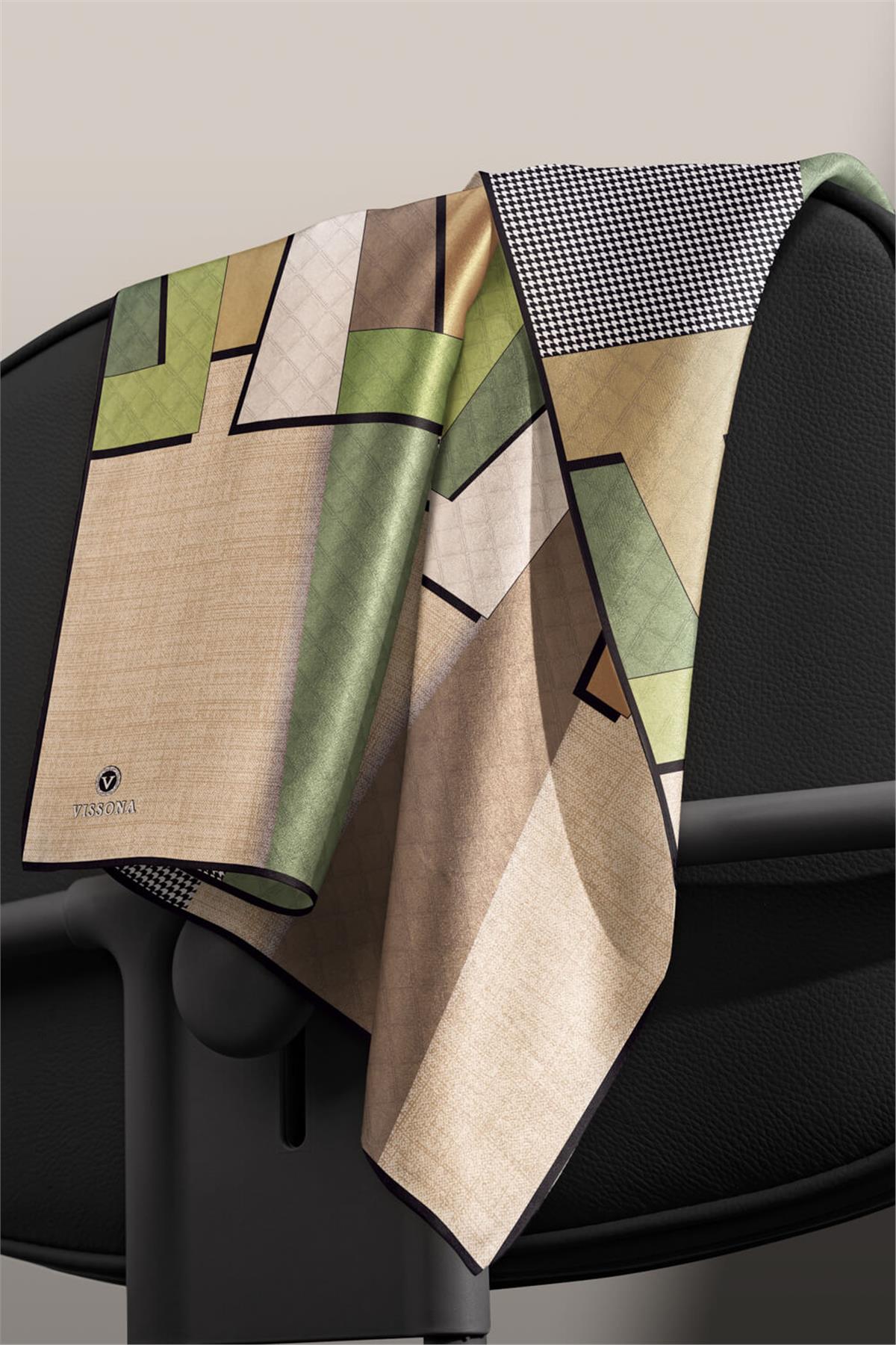 %100 Twill İpek Kazayaklı Ve Geometrik Desenli Bej - Zümrüt Yeşili Renkli 90x90 Eşarp Dikim Şekli : El Dikişi