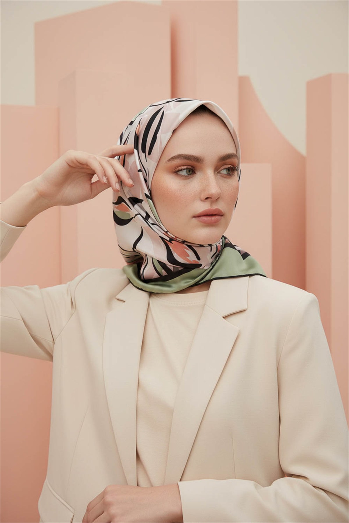 Rayon Bordürlü Çiçek Desenli Koyu Mint Yeşili Renkli 90x90 Dikim Şekli : El Dikişi Eşarp (İpek İçermez)
