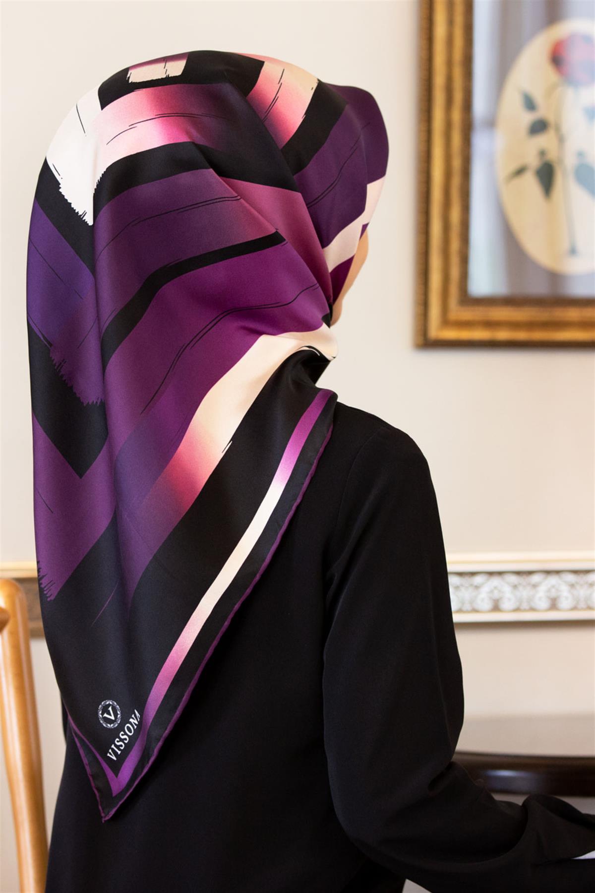 %100 Twill İpek Geometrik Fırça İzi Desenli Siyah - Mürdüm Renkli 90x90 Eşarp Dikim Şekli : El Dikişi