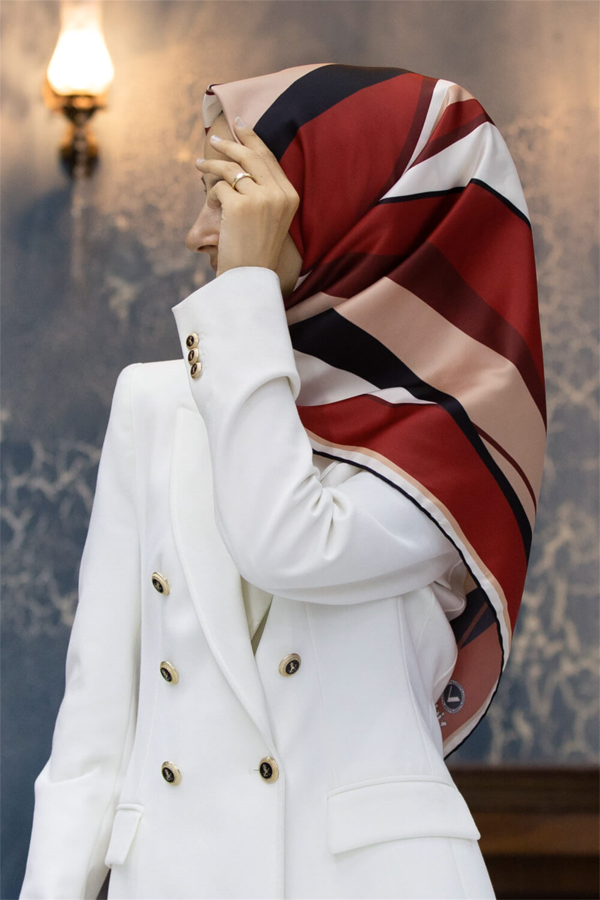 Rayon Modern Dalgalı Çizgi Desenli Bordo Renkli 90x90 Dikim Şekli : El Dikişi Eşarp (İpek İçermez)