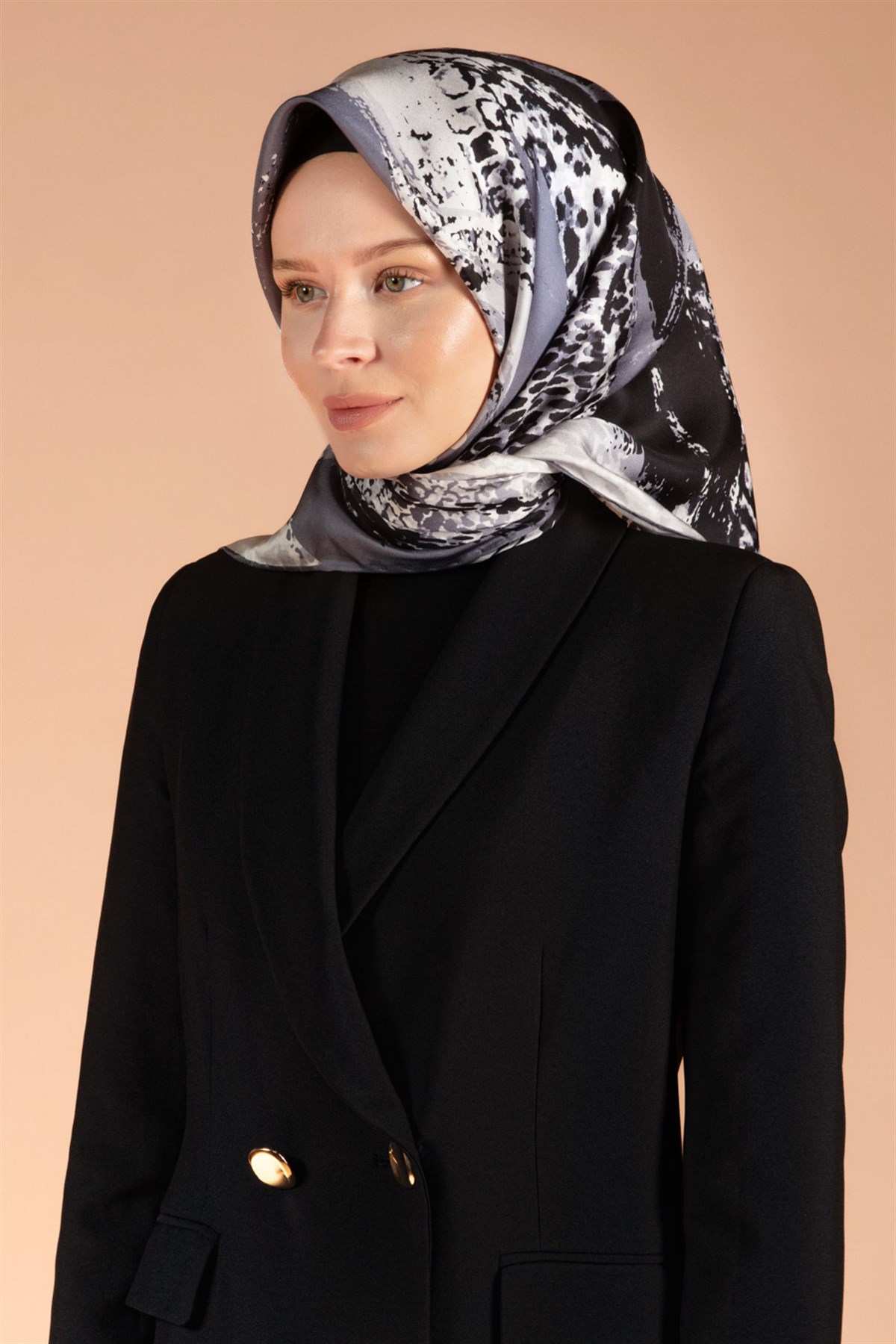 %100 Twill İpek Leopar ve Fırça Desenli Gri Renkli 90x90 Eşarp Dikim Şekli : El Dikişi
