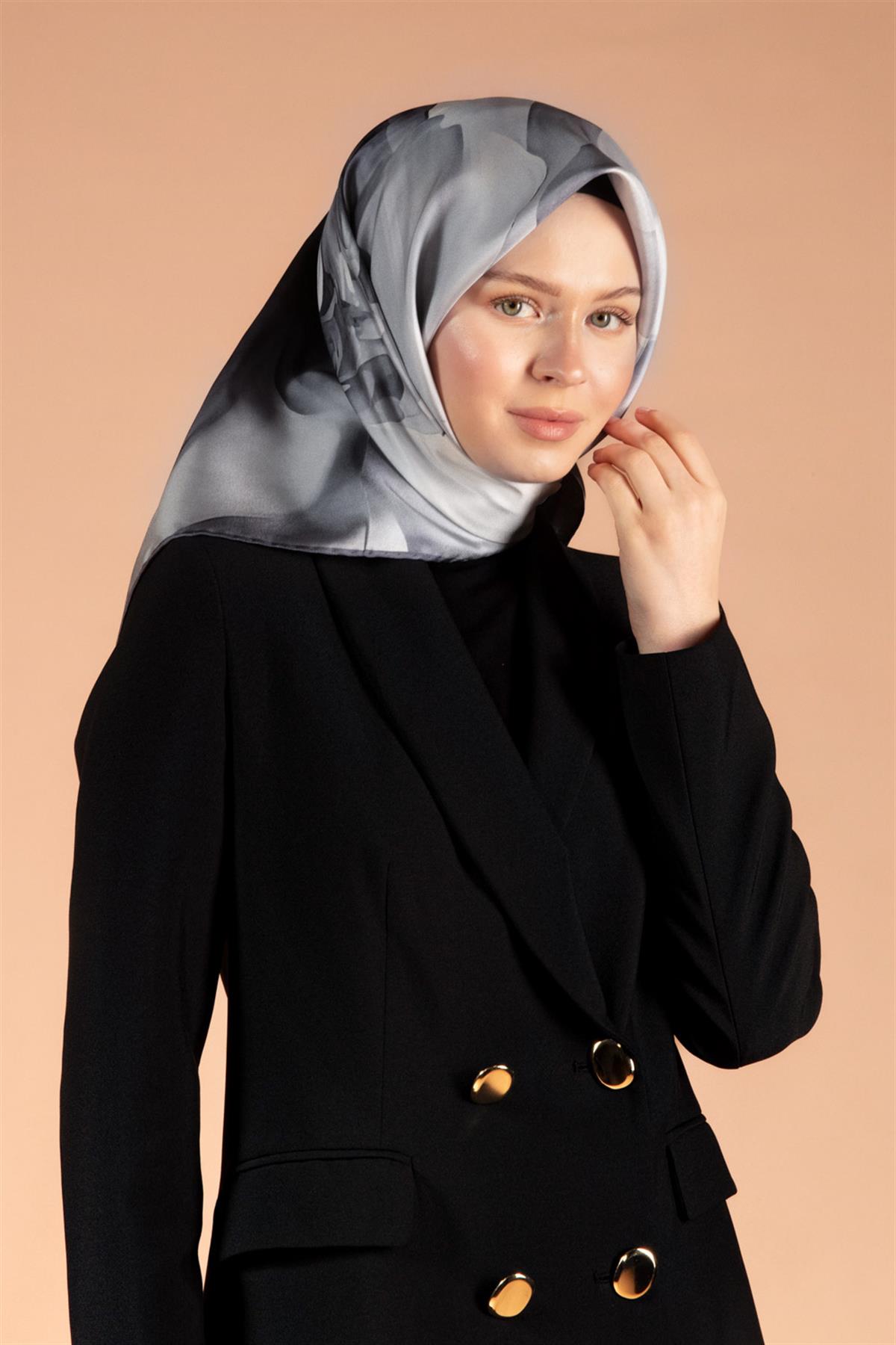 %100 Twill İpek Yaprak Desenli Gri - Siyah Renkli 90x90 Eşarp Dikim Şekli : El Dikişi