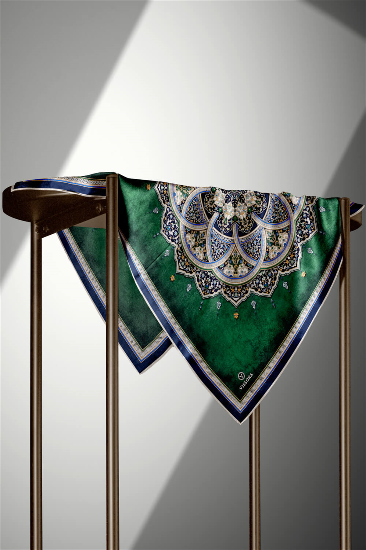 % 57 İPEK % 43 VİSKON Twill İpek Şal Desenli Zümrüt Yeşili - İndigo Renkli 90x90 Eşarp Dikim Şekli : El Dikişi