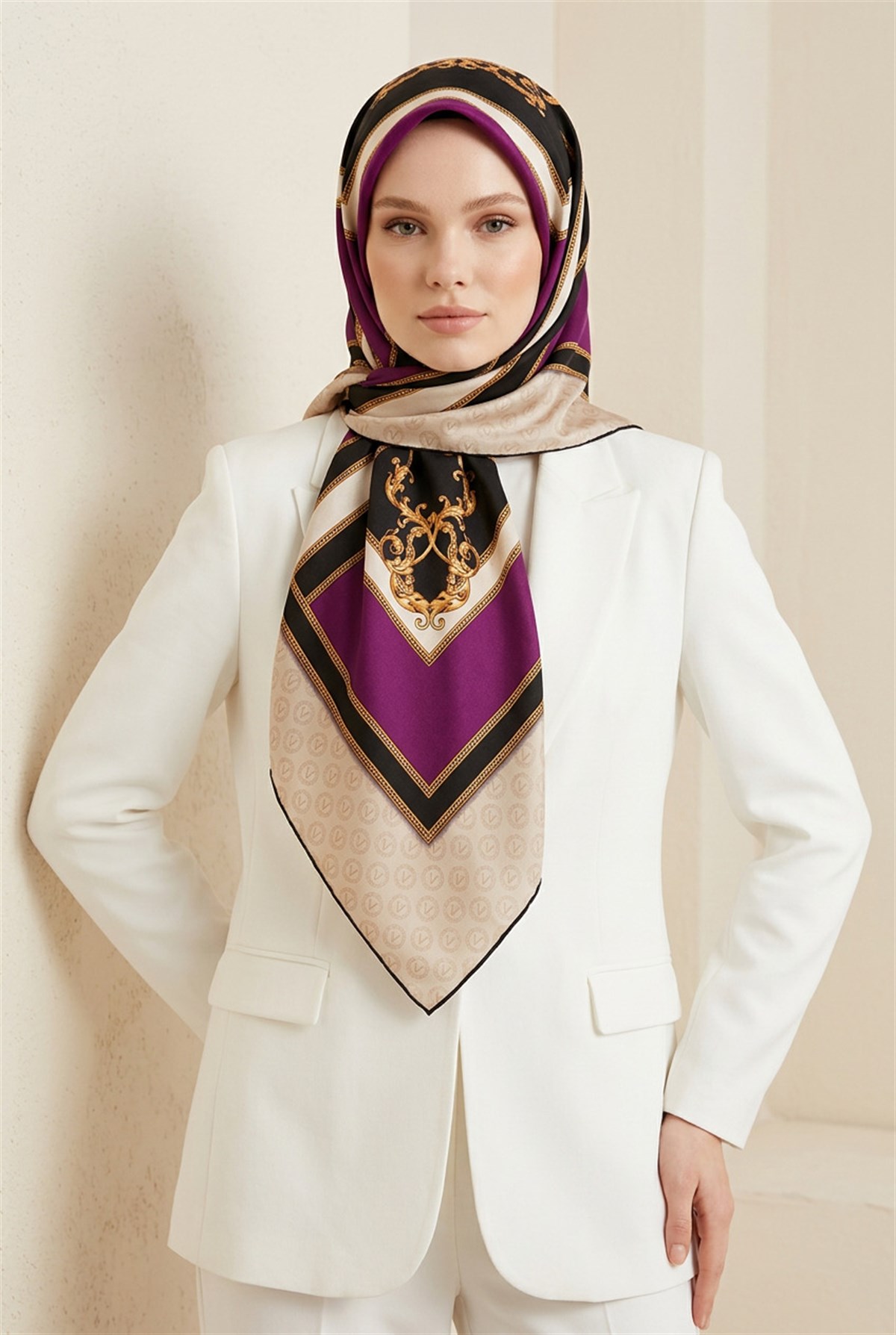 %100 Twill İpek Monogram ve Barok Desenli Mürdüm - Krem Renkli 90x90 Eşarp Dikim Şekli : El Dikişi