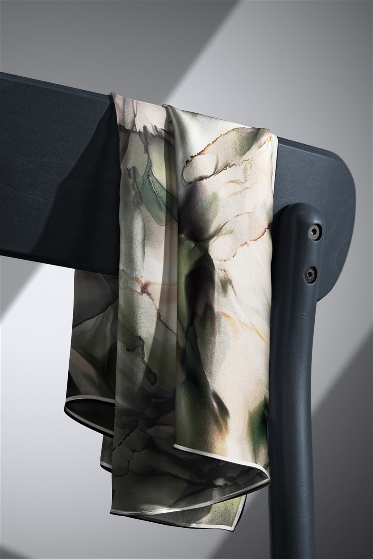 % 57 İPEK % 43 VİSKON Twill İpek Sulu Boyalı Çiçek Desenli Haki - Vizon Renkli 90x90 Eşarp Dikim Şekli : El Dikişi