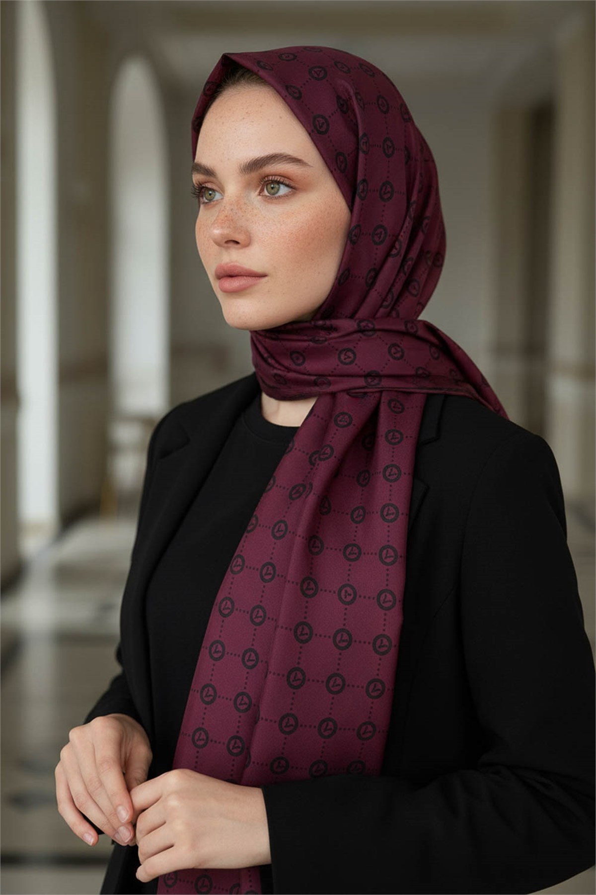 %100 Saf İpek Şal İnce Saten Vual Dokuma V Logo Desenli Bordo 2 Renkli 90x210 Şal