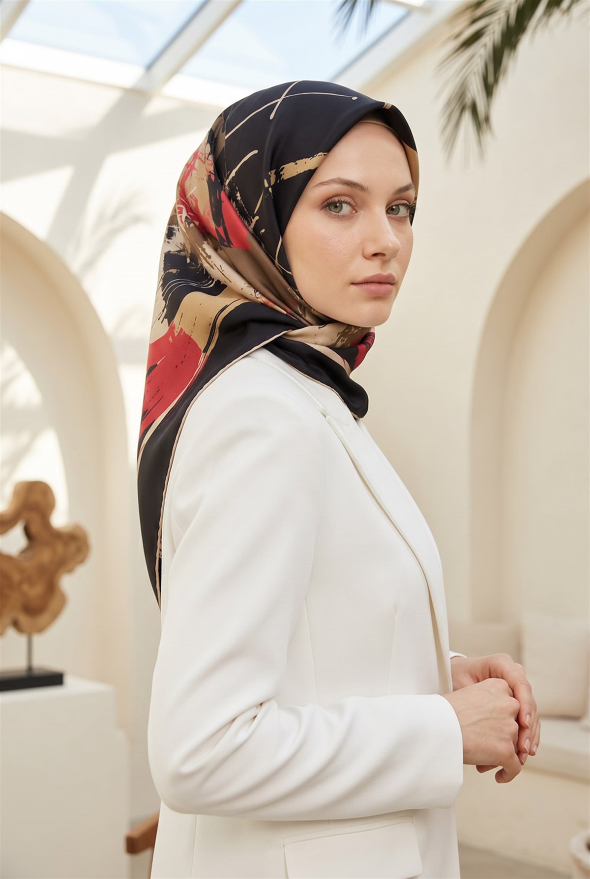 %57 İPEK %43 VİSKON Twill İpek Geometrik Desenli Siyah - Kırmızı Renkli 90x90 Eşarp Dikim Şekli : El Dikişi