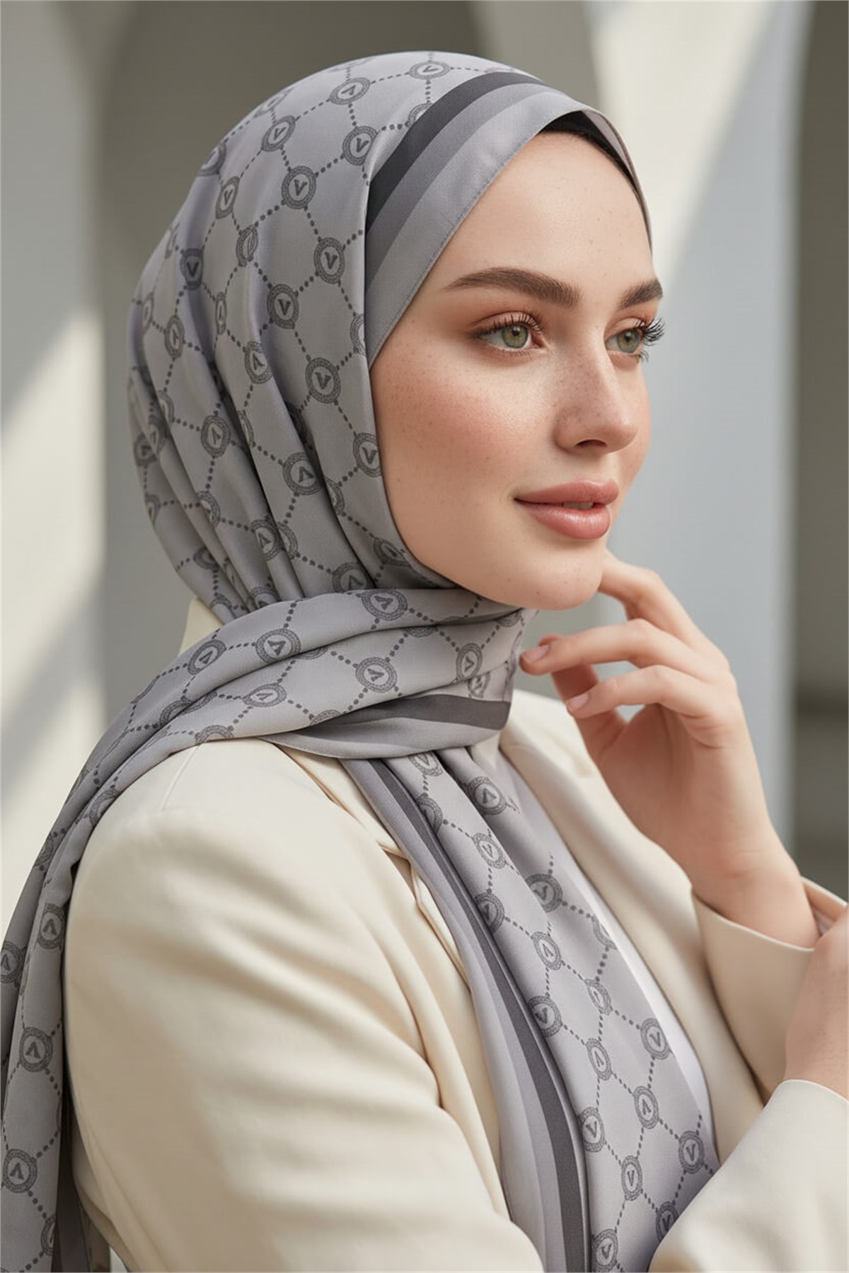 KREP MONOGRAM DESENLİ GRİ RENKLİ 75X195 KIRIŞMAZ ŞAL