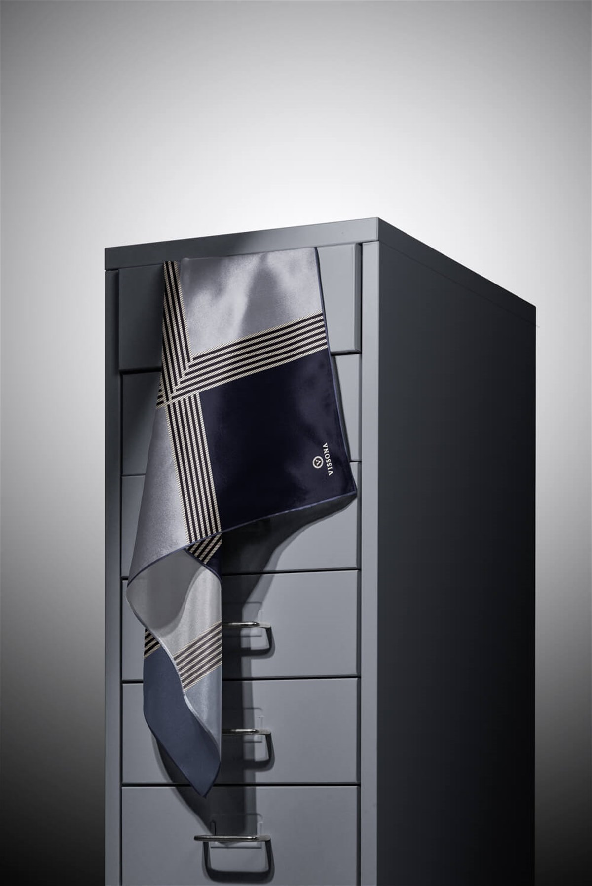 %100 Twill İpek Geometrik Desenli İndigo Renkli 90x90 Eşarp Dikim Şekli : El Dikişi