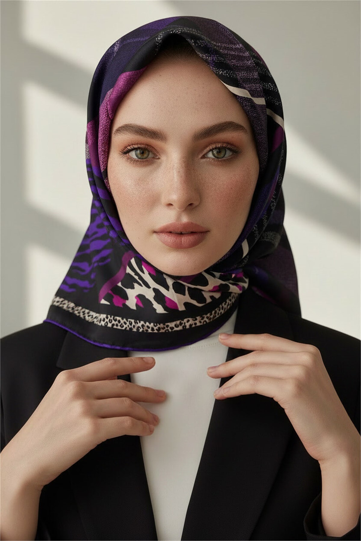 %100 Twill İpek Ekoseli Ve Leopar Desenli Siyah - Mor Renkli 90x90 Eşarp Dikim Şekli : El Dikişi