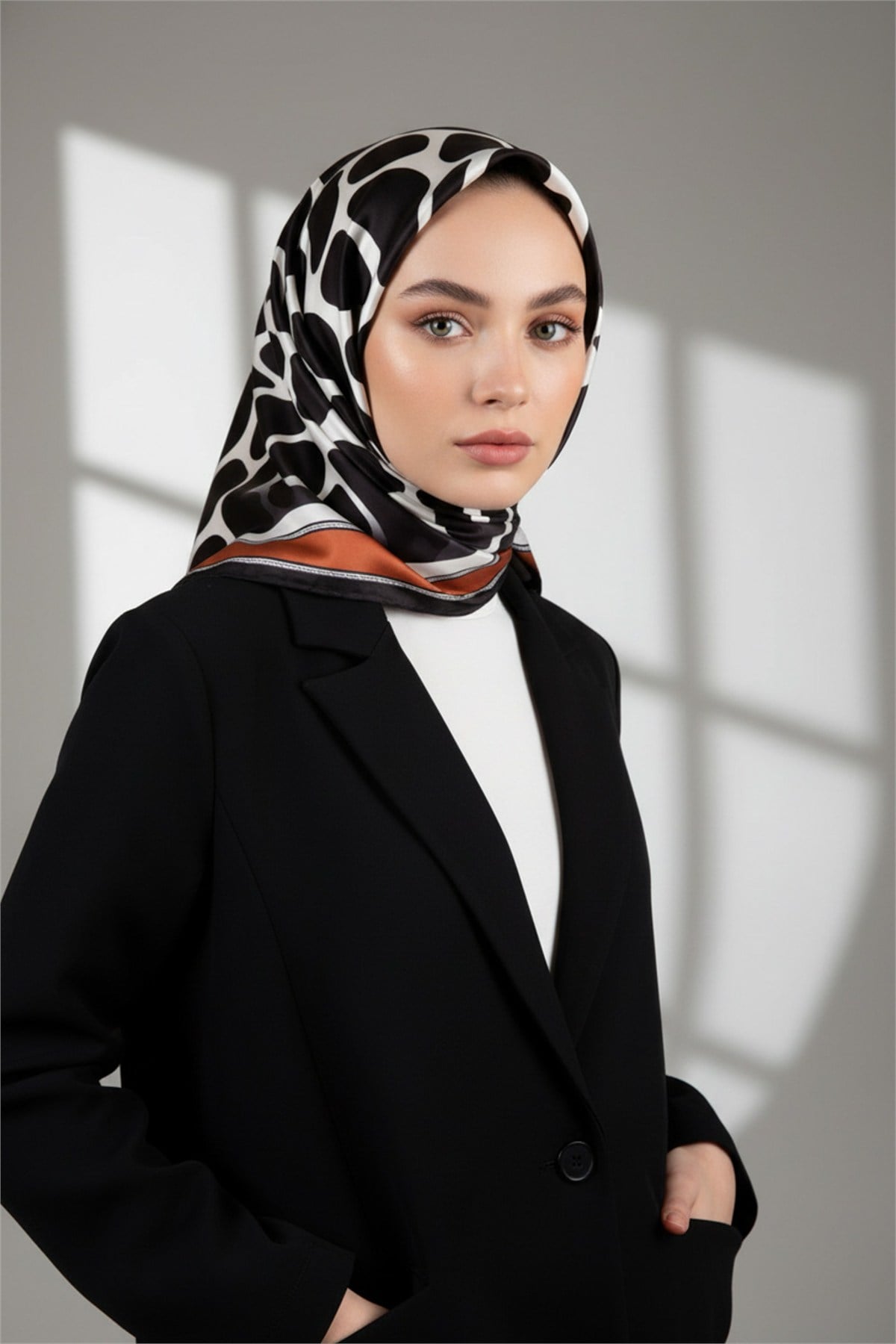 Kristal Taş Desenli Taba Renkli 90x90 Eşarp (İpek İçermez) Dikim Şekli : El Dikişi