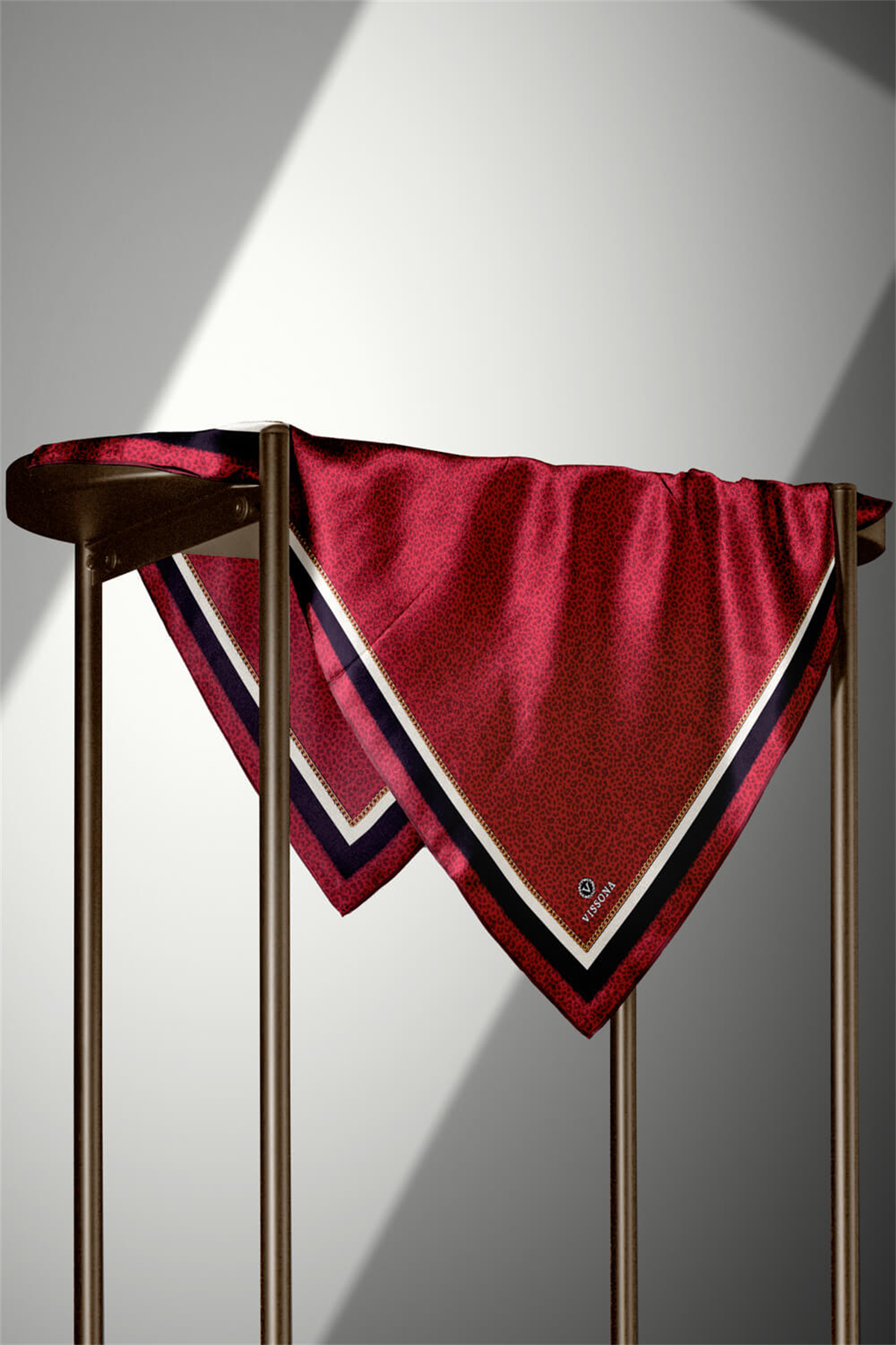 % 57 İPEK % 43 VİSKON Twill İpek Leopar Desenli Bordo Renkli 90x90 Eşarp Dikim Şekli : El Dikişi