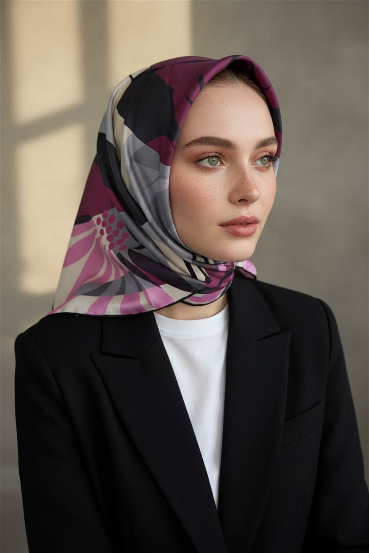 %100 Twill İpek Çiçek Desenli Gri - Siyah Renkli 90x90 Eşarp Dikim Şekli : El Dikişi