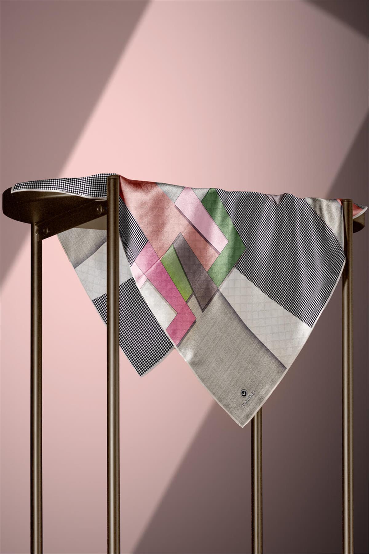 %100 Twill İpek Kazayaklı Ve Geometrik Desenli Kahverengi - Bakır Renkli 90x90 Eşarp Dikim Şekli : El Dikişi