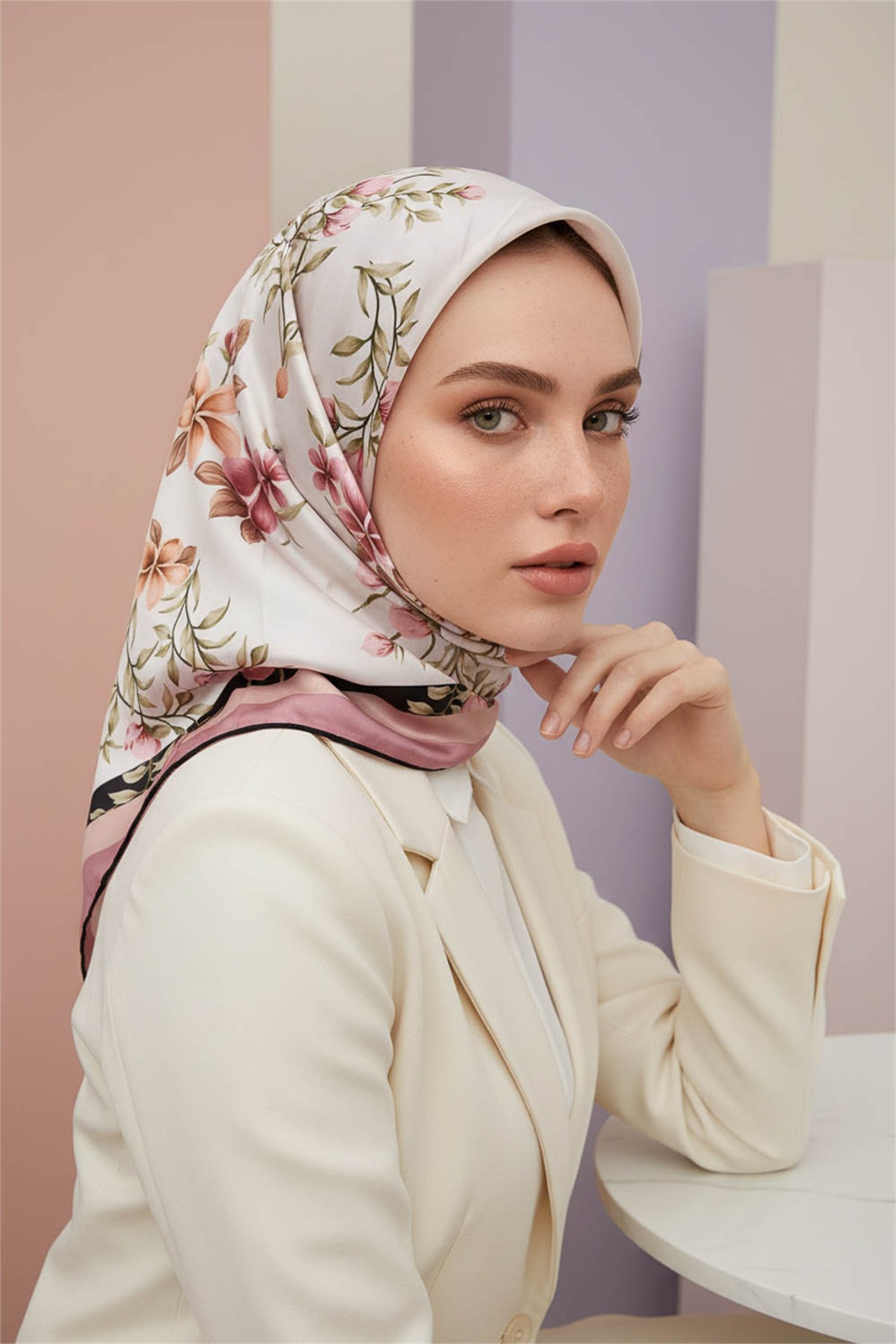 Rayon Çiçek Desenli Pudra Renkli 90x90 Eşarp (İpek İçermez) Dikim Şekli : El Dikişi