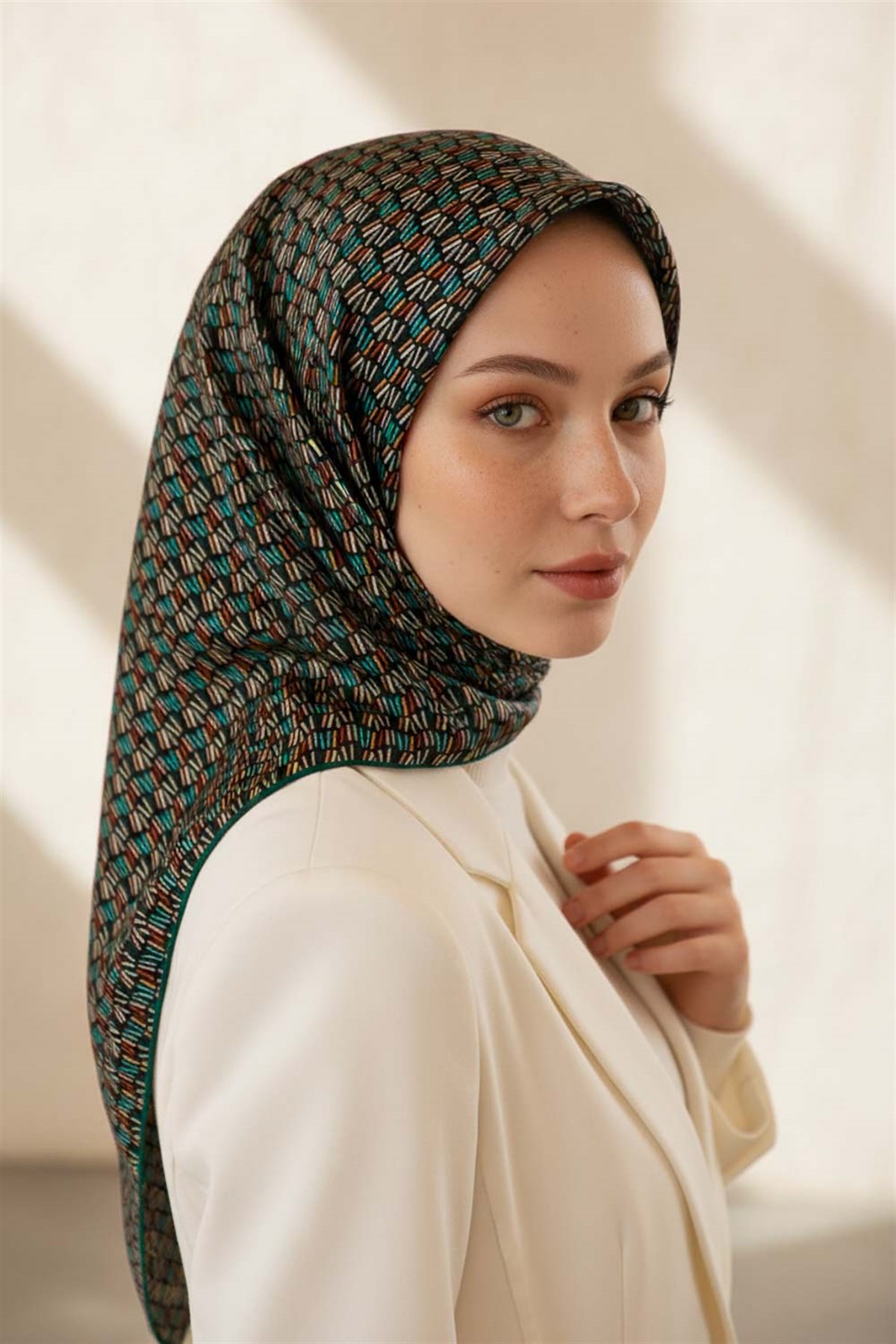 %100 Twill İpek Çizgi Desenli Siyah - Petrol Yeşili Renkli 90x90 Eşarp Dikim Şekli : El Dikişi