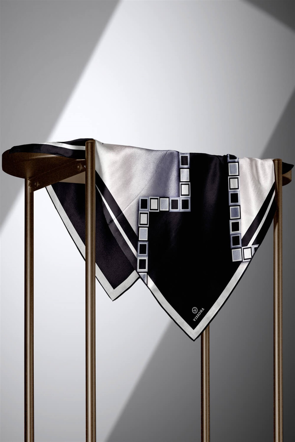 %100 Twill İpek Geometrik Desenli Siyah - Gri Renkli 90x90 Eşarp Dikim Şekli : El Dikişi