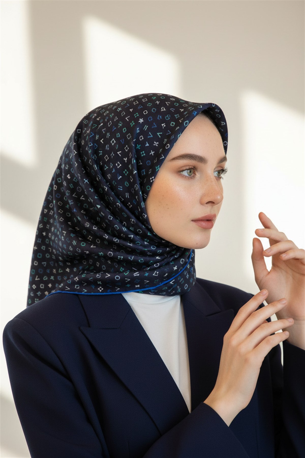 %100 Twill İpek Çıtır Motif Desenli Lacivert - İndigo Renkli 90x90 Eşarp Dikim Şekli : El Dikişi
