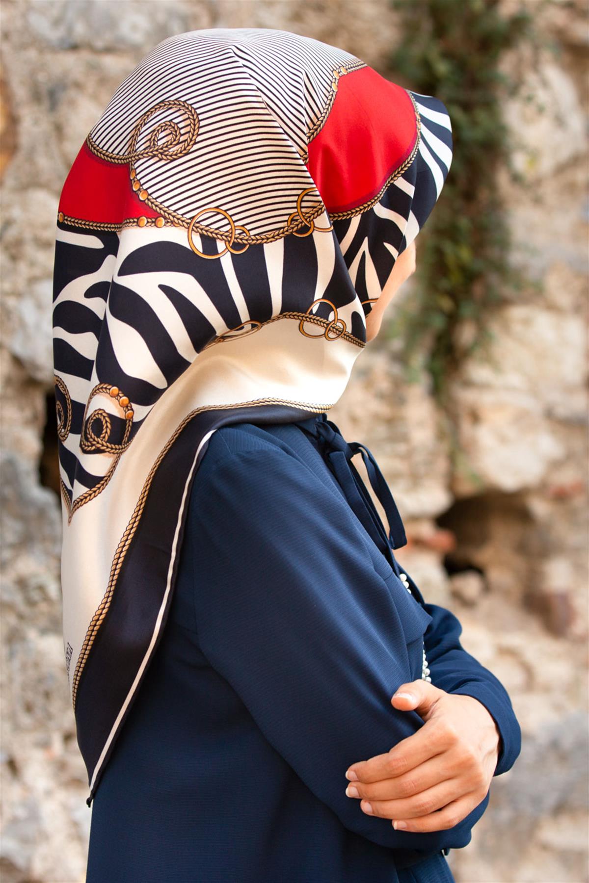 %100 Twill İpek Zincirli Ve Zebra Desenli Lacivert - Kırmızı Renkli 90x90 Eşarp Dikim Şekli : El Dikişi