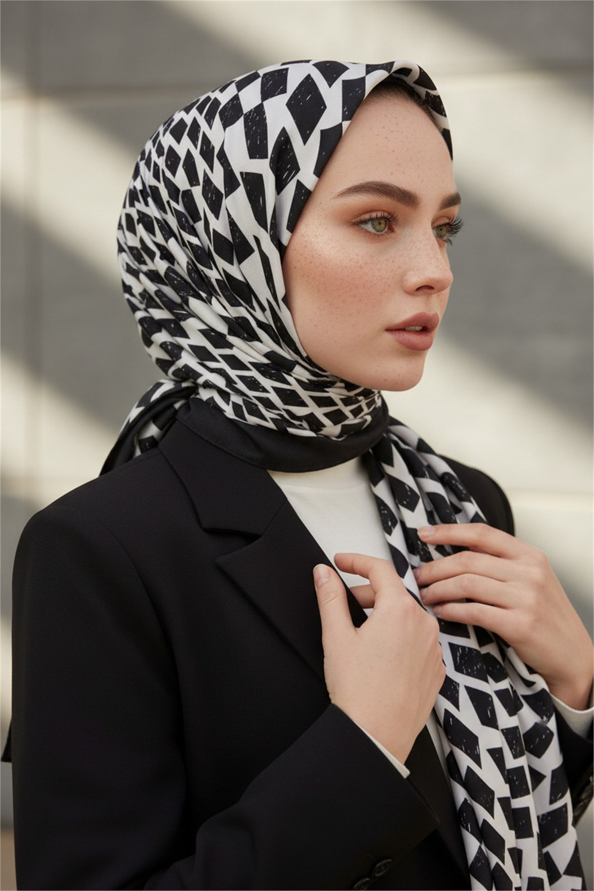 KREP GEOMETRİK DESENLİ SİYAH - BEYAZ RENKLİ 75X195 KIRIŞMAZ ŞAL