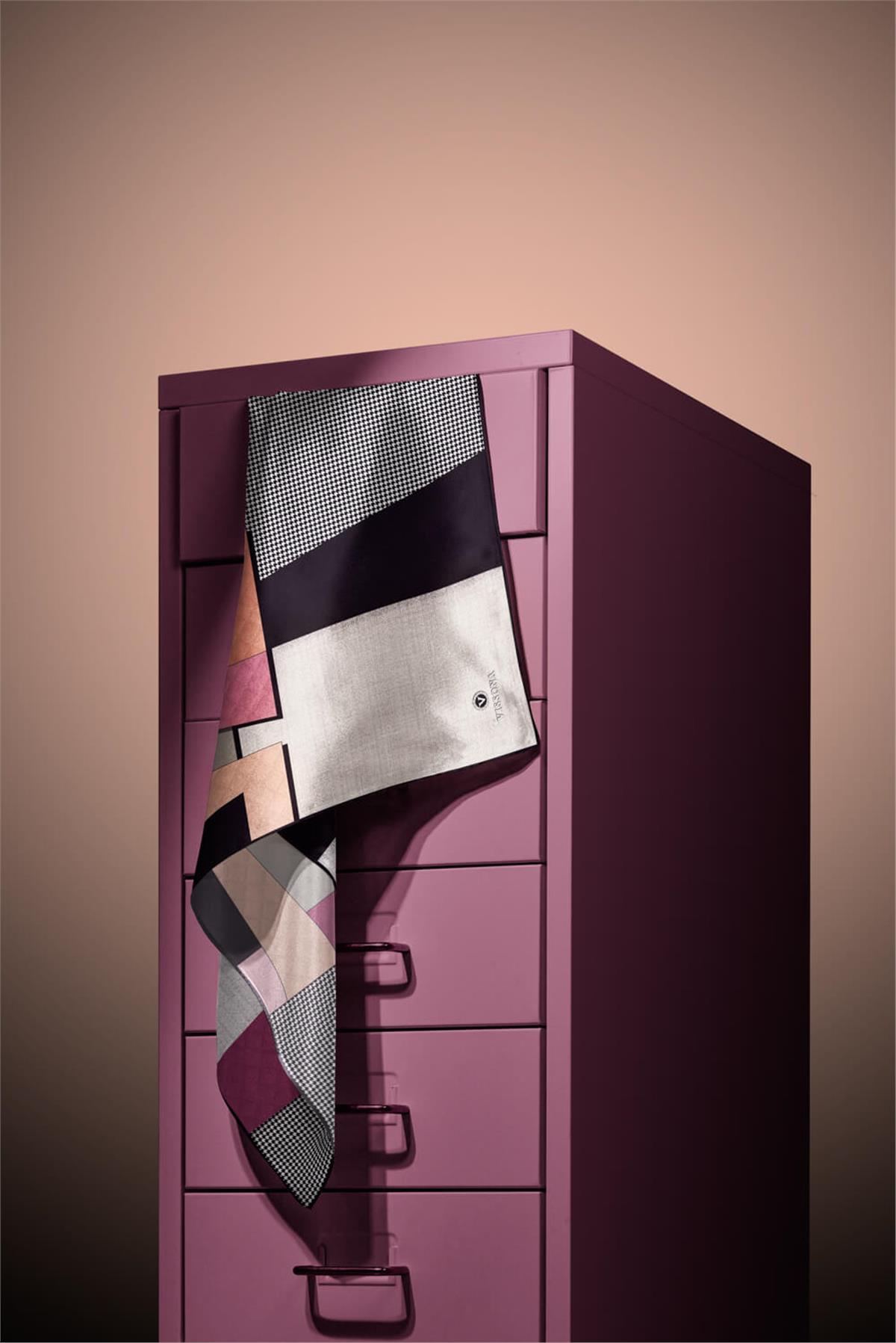 %100 Twill İpek Kazayaklı Ve Geometrik Desenli Mürdüm - Krem Renkli 90x90 Eşarp Dikim Şekli : El Dikişi