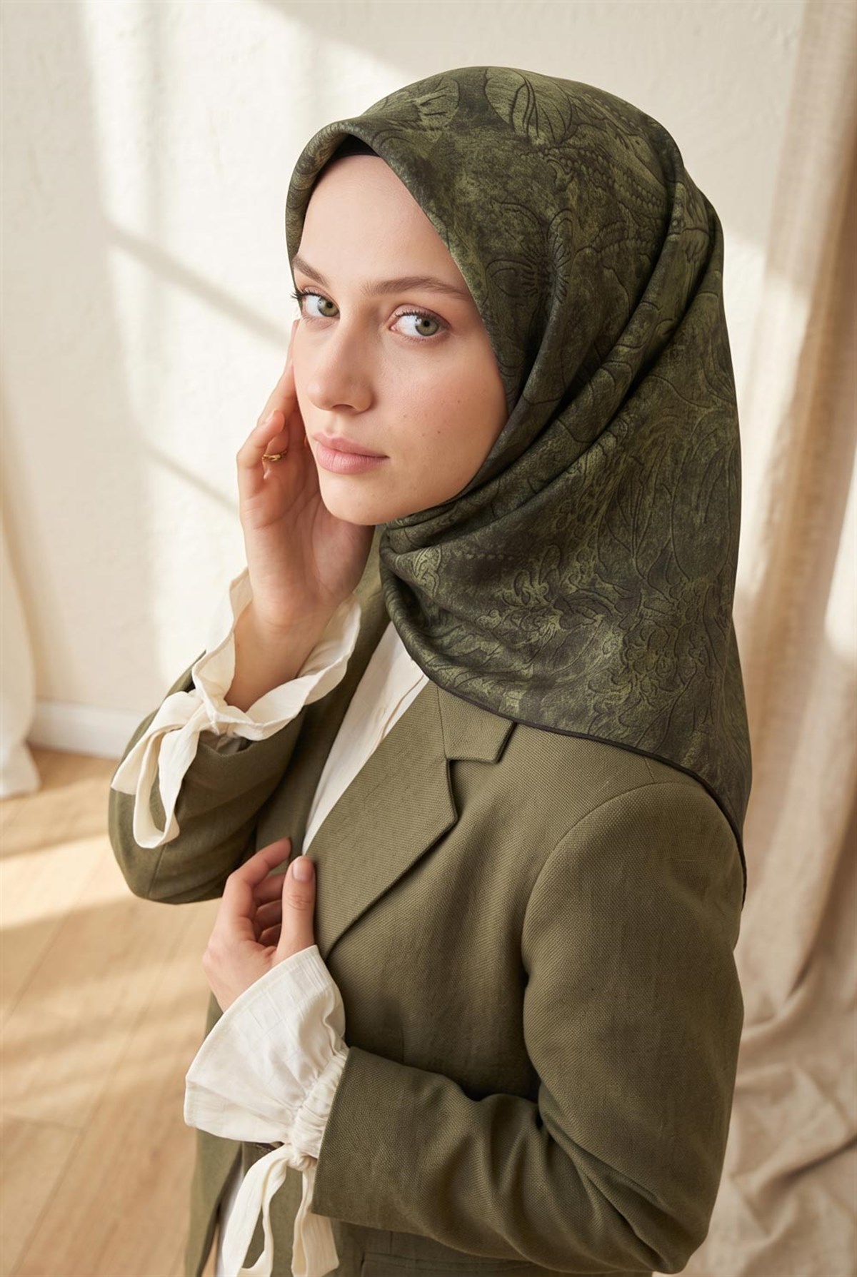 % 57 İpek % 43 Viskon Twill İpek Degradeli Yaprak Desenli  Haki Renkli 90x90 Eşarp Dikim Şekli : El Dikişi