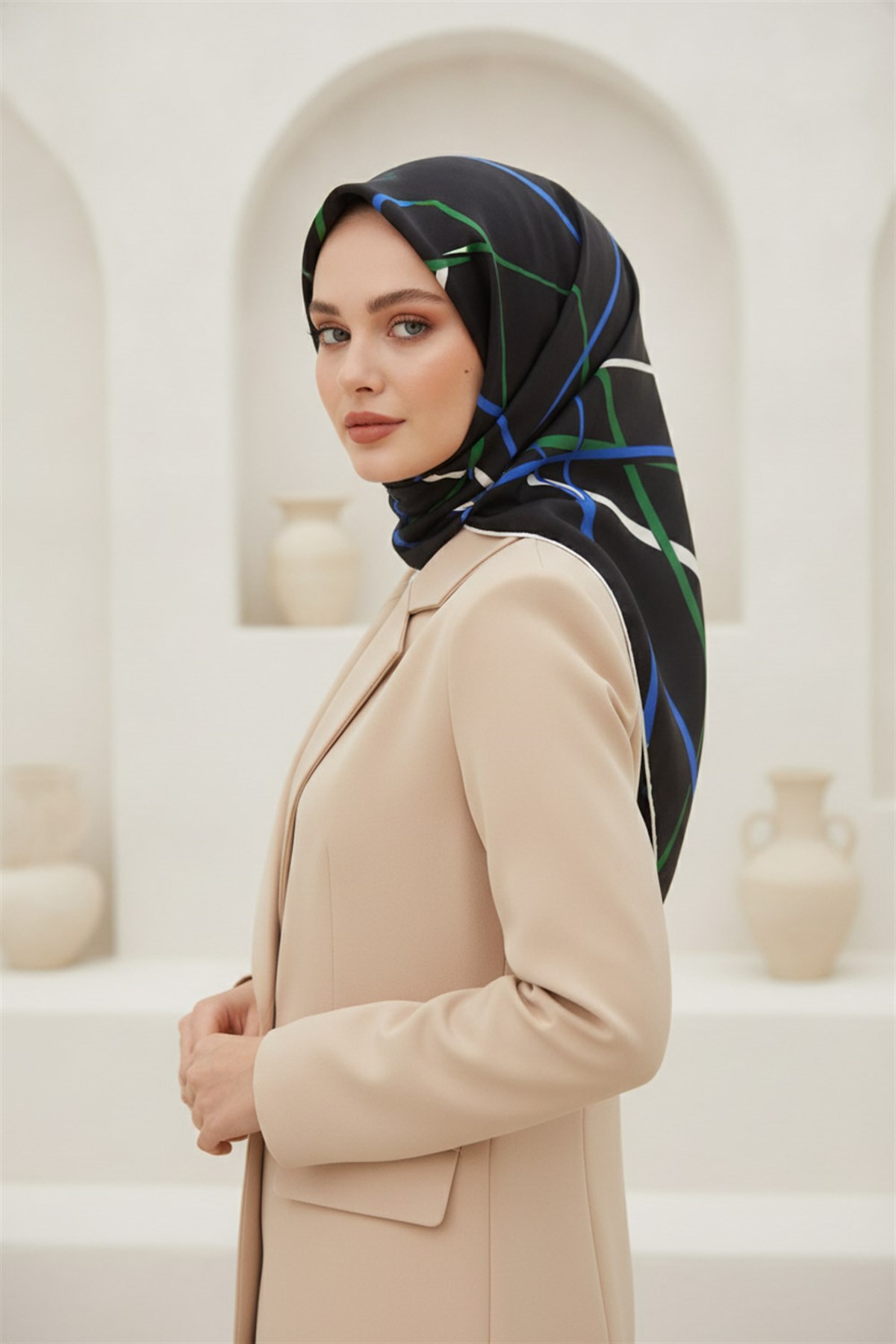 %57 İPEK %43 VİSKON Twill İpek Çizgili Desenli Saks - Zümrüt Yeşili Renkli 90x90 Eşarp Dikim Şekli : El Dikişi