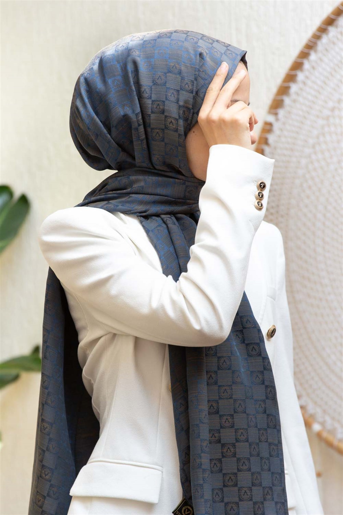 Vissona %57 İPEK %43 PAMUK Monogram Desenli Petrol Mavisi Renkli Şal -  70x190 Dikiş Tipi İtalyan Dikişli