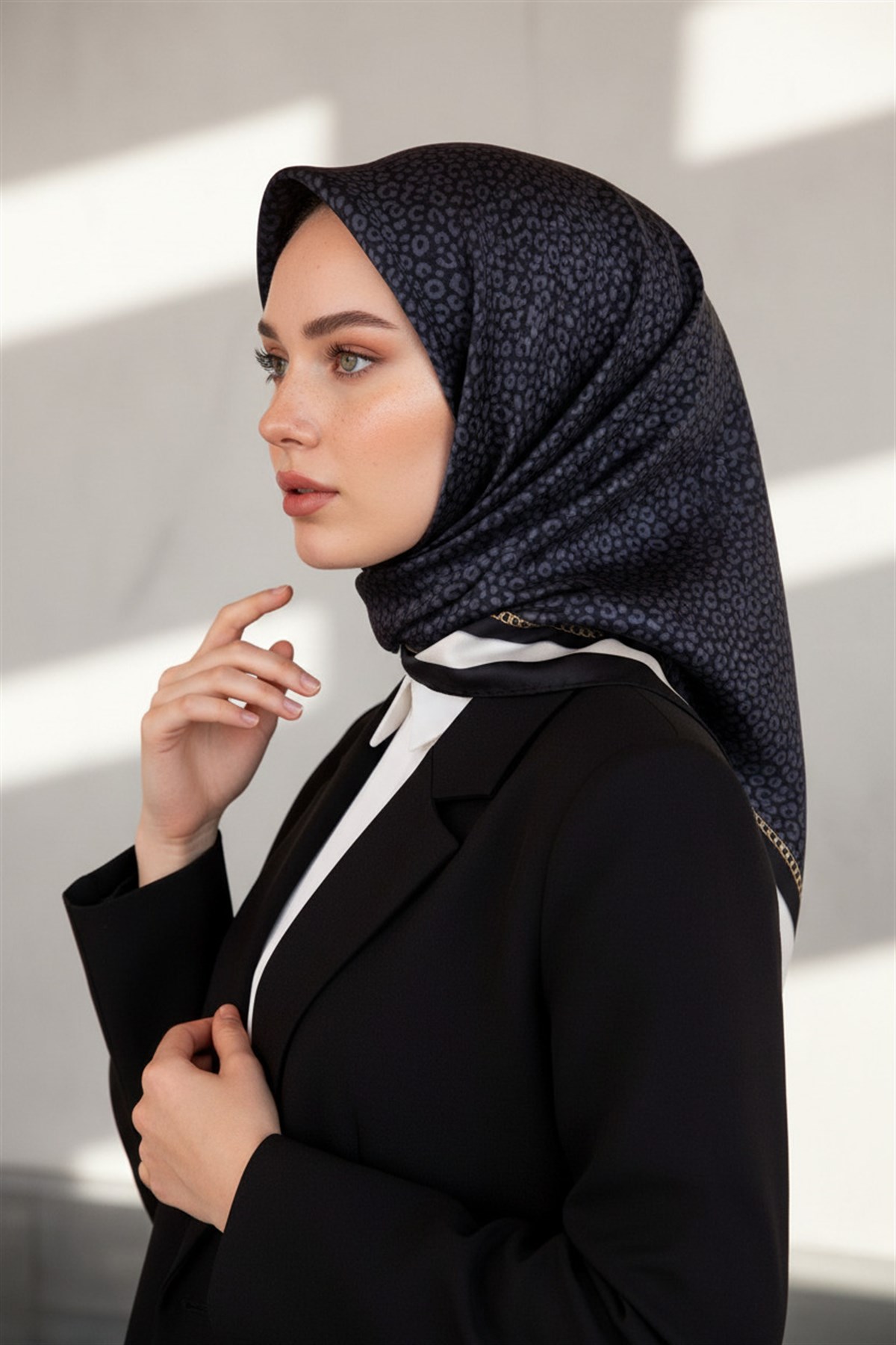 %100 Twill İpek Leopar Desenli Siyah Renkli 90x90 Eşarp Dikim Şekli : El Dikişi