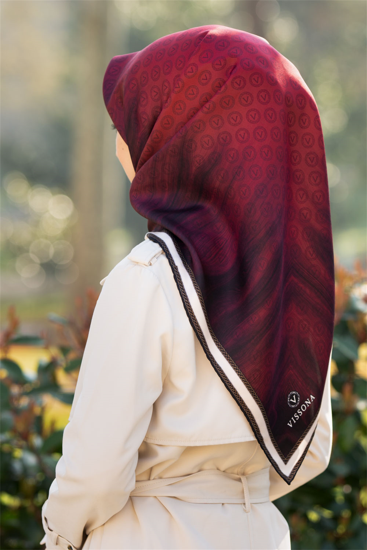 % 57 İPEK % 43 VİSKON Twill İpek Monogram Desenli Bordo Renkli 90x90 Dikim Şekli : El Dikişi Eşarp