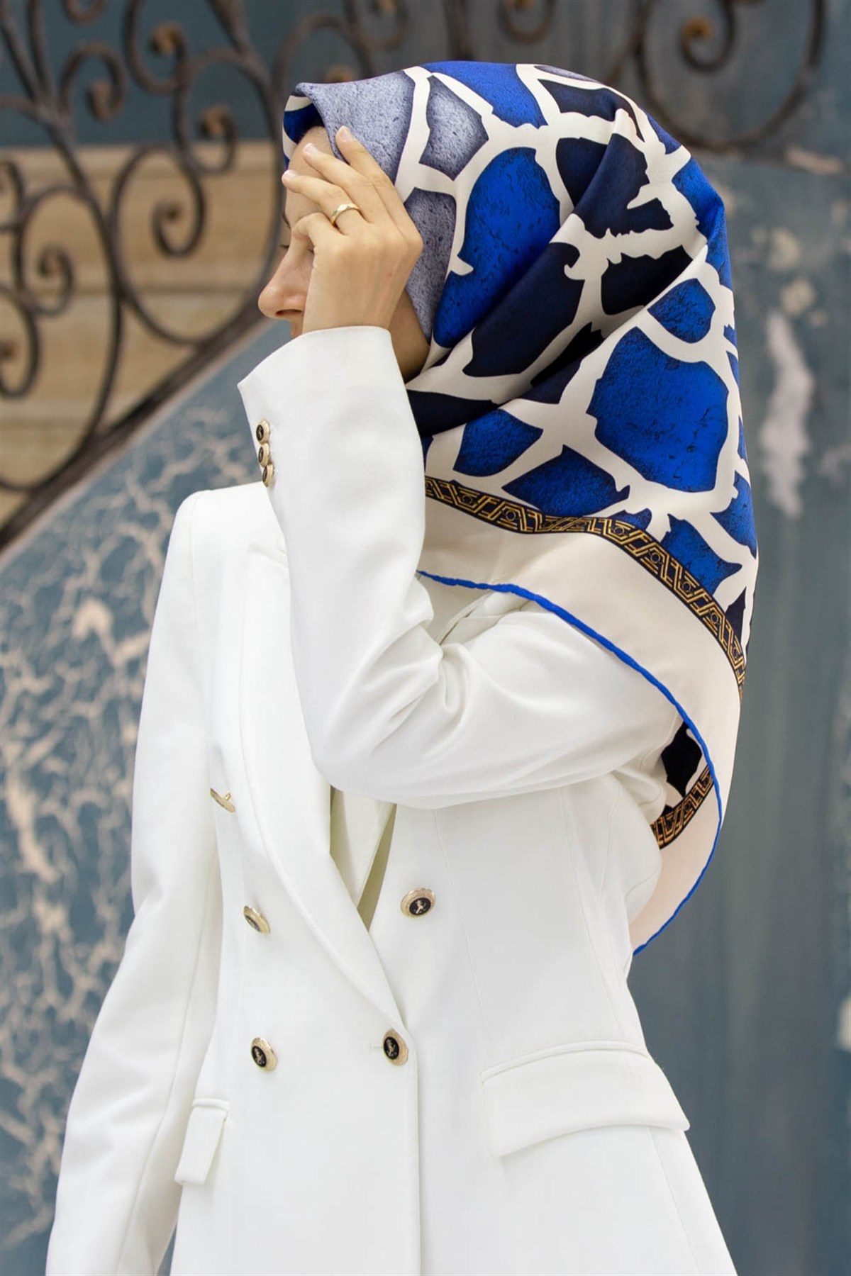 %100 Twill İpek Zürafa Desenli Saks - Lacivert Renkli 90x90 Eşarp Dikim Şekli : El Dikişi