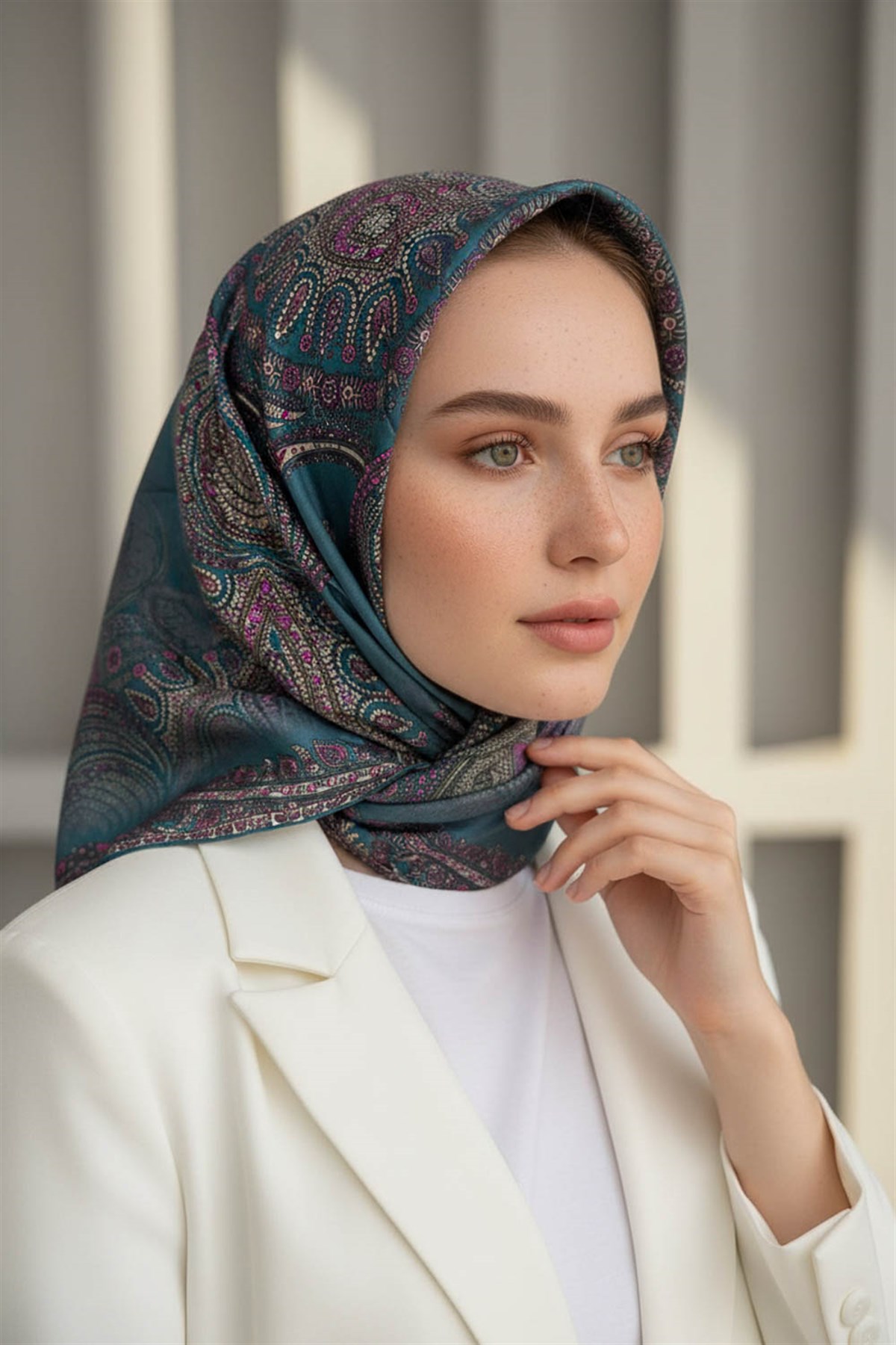 %100 Twill İpek Şal Desenli Petrol Yeşili Renkli 90x90 Eşarp Dikim Şekli : El Dikişi