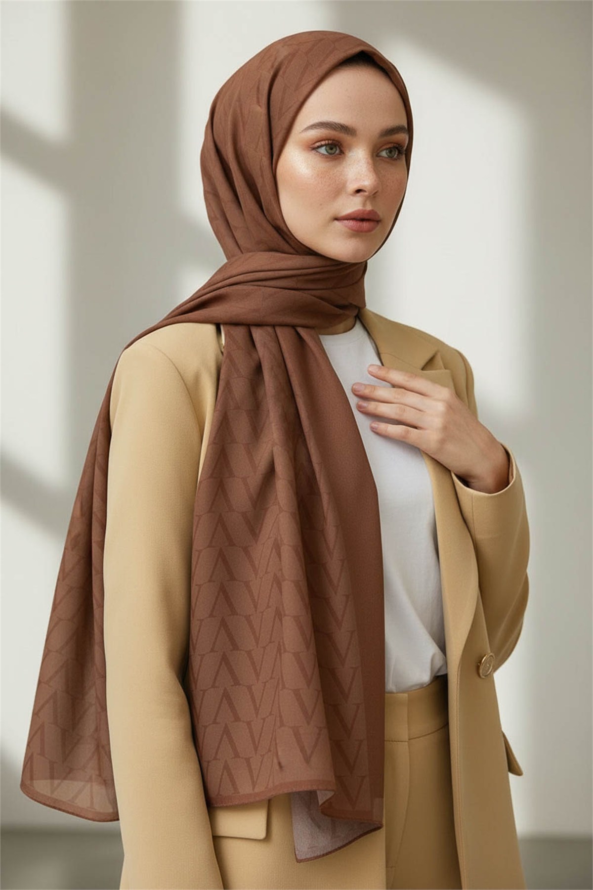 KREP DEGRADELİ MONOGRAM DESENLİ SOMON RENKLİ 75X195 KIRIŞMAZ ŞAL