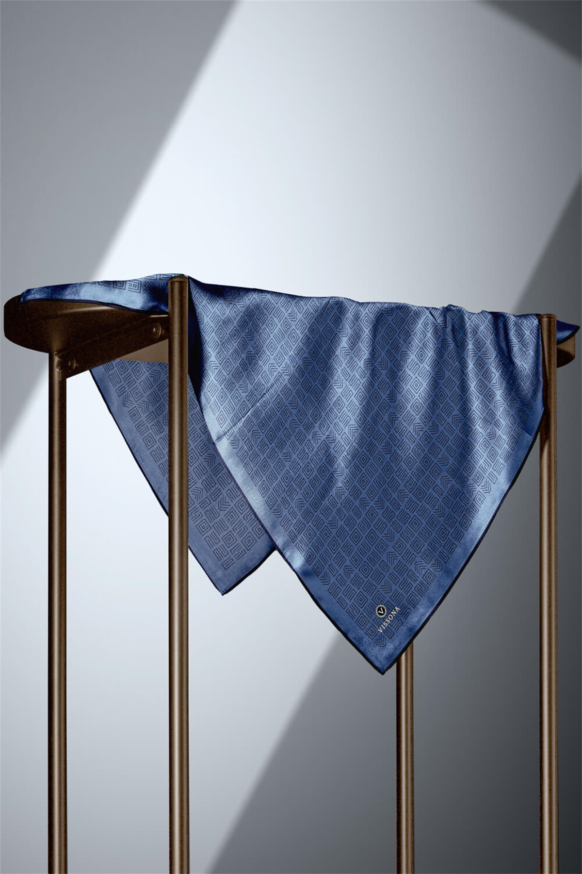 %57 İPEK %43 VİSKON Twill İpek Etnik Motif Desenli İndigo - Lacivert Renkli 90x90 Eşarp Dikim Şekli : El Dikişi