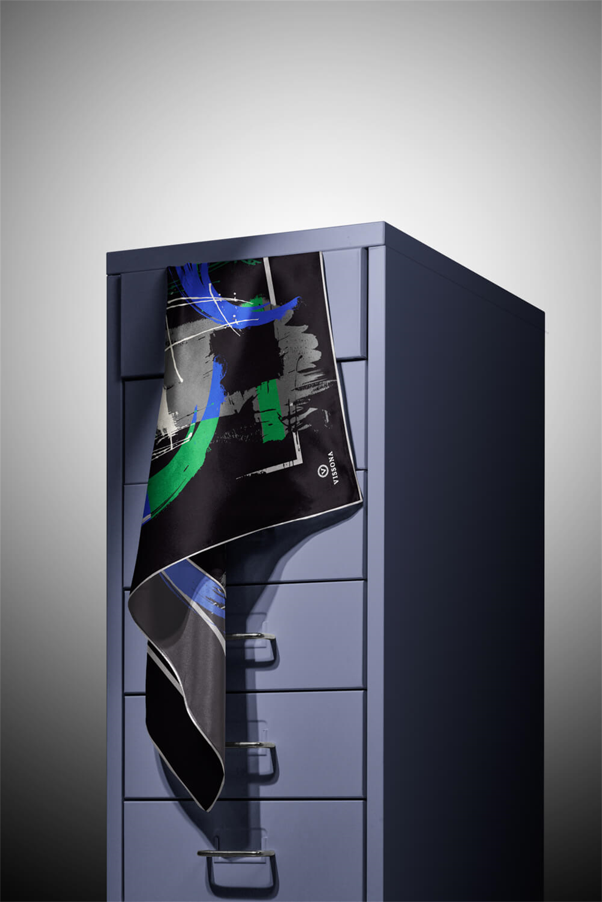 % 57 İPEK % 43 VİSKON Twill İpek Geometrik Desenli Saks - Zümrüt Yeşili Renkli 90x90 Eşarp Dikim Şekli : El Dikişi