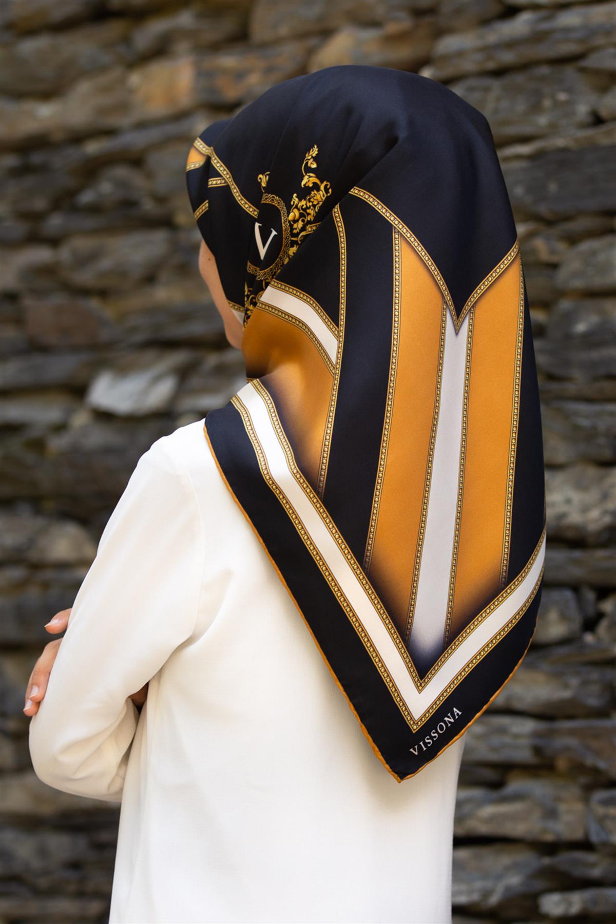 %100 Twill İpek Baroklu Ve Geometrik Desenli Hardal - Siyah  Renkli 90x90 Eşarp Dikim Şekli : El Dikişi