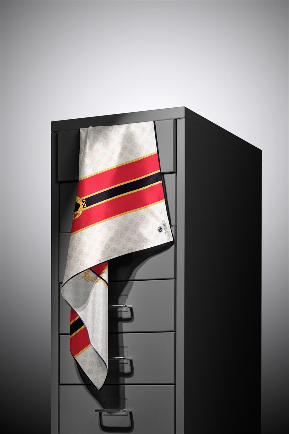 %100 Twill İpek Monogramlı Ve Barok Desenli Kırmızı - Krem Renkli 90x90 Eşarp Dikim Şekli : El Dikişi