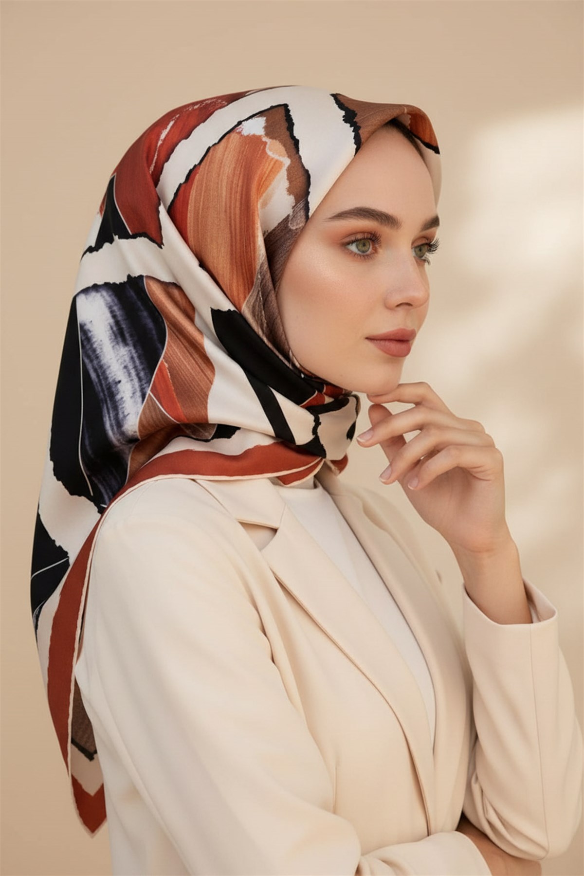 %100 Twill İpek Geometrik Desenli Taba - Bej Renkli 90x90 Eşarp Dikim Şekli : El Dikişi