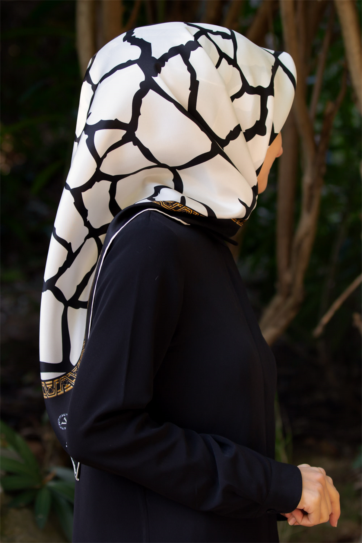 %100 Twill Taş Desenli Krem - Siyah Renkli 90x90 Eşarp Dikim Şekli: El Dikişi