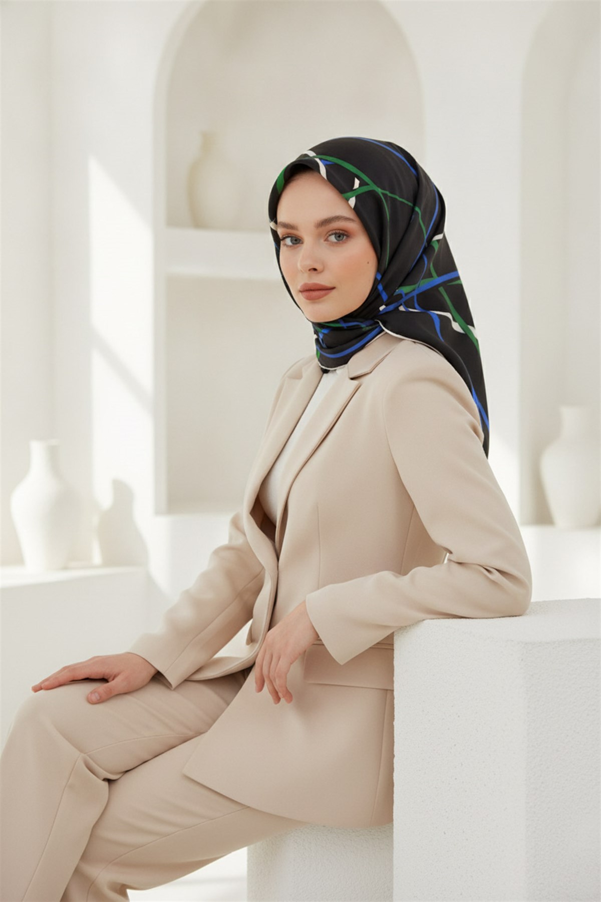%57 İPEK %43 VİSKON Twill İpek Çizgili Desenli Saks - Zümrüt Yeşili Renkli 90x90 Eşarp Dikim Şekli : El Dikişi