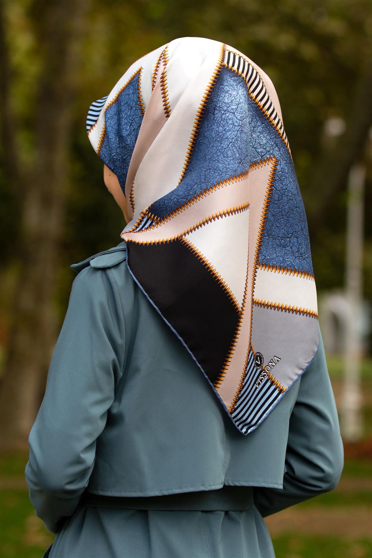 %100 Twill İpek Geometrik Desenli Bebe Mavisi - Siyah Renkli 90x90 Eşarp Dikim Şekli : El Dikişi